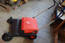 Ruční zametací stroj HKM800 WILMS (pod schodama)