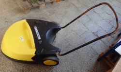 Ruční zametací stroj KM6501 Kärcher (pod schodama)